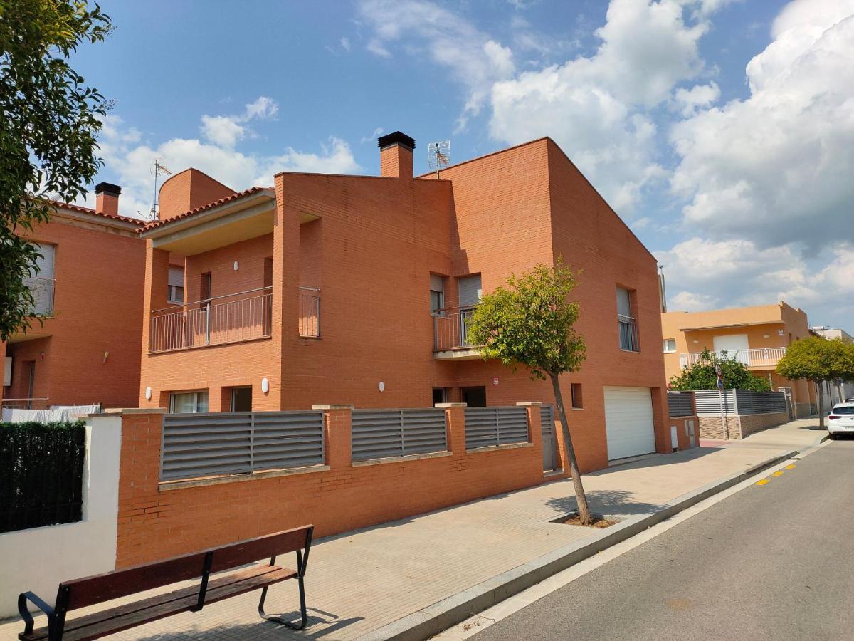 Chalet Amplio Con Jardin Y Zona Barbacoa. 레우스 외부 사진